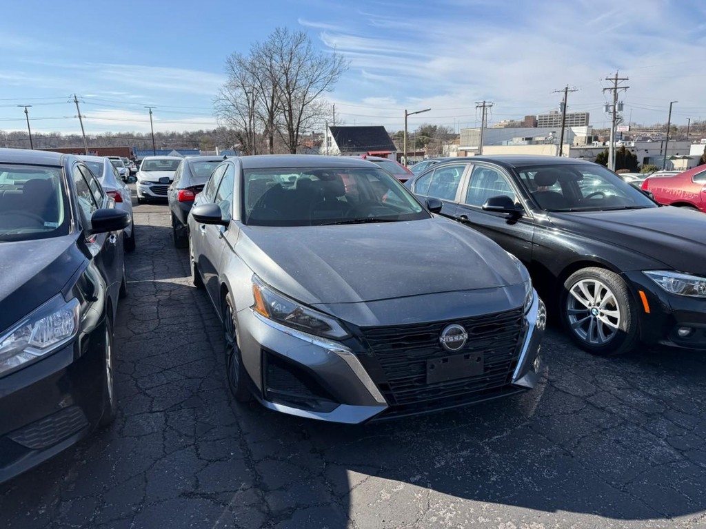 Nissan Altima Vehicle Full-screen Gallery Image 02