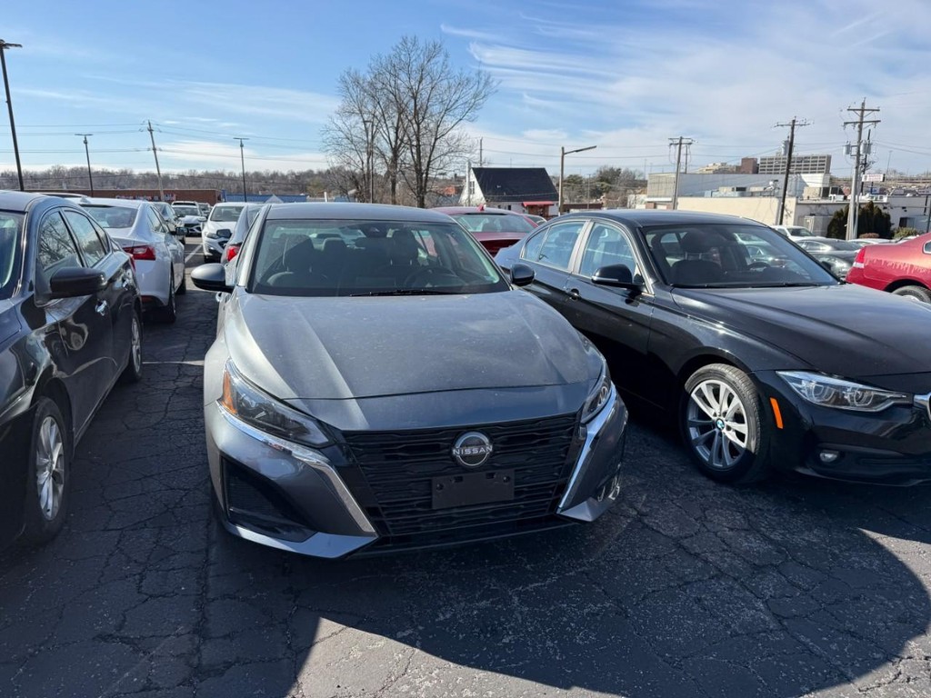 Nissan Altima Vehicle Full-screen Gallery Image 03