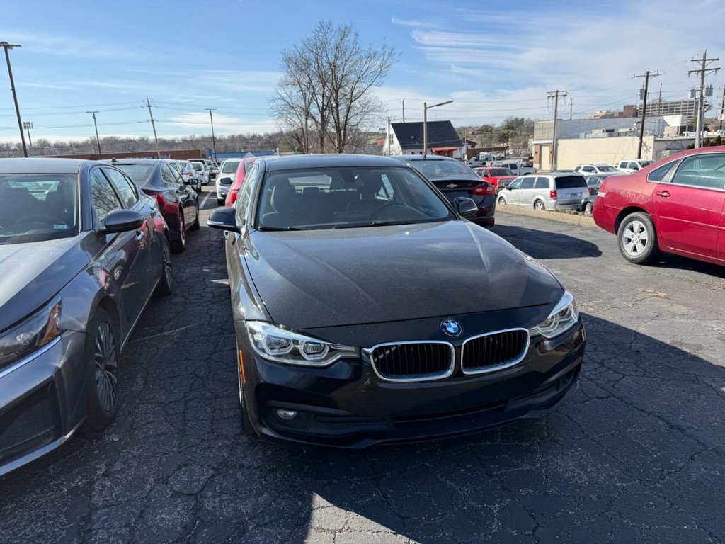 BMW 3 Series Vehicle Full-screen Gallery Image 02