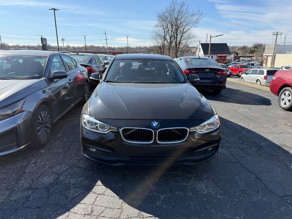 BMW 3 Series Vehicle Full-screen Gallery Image 03