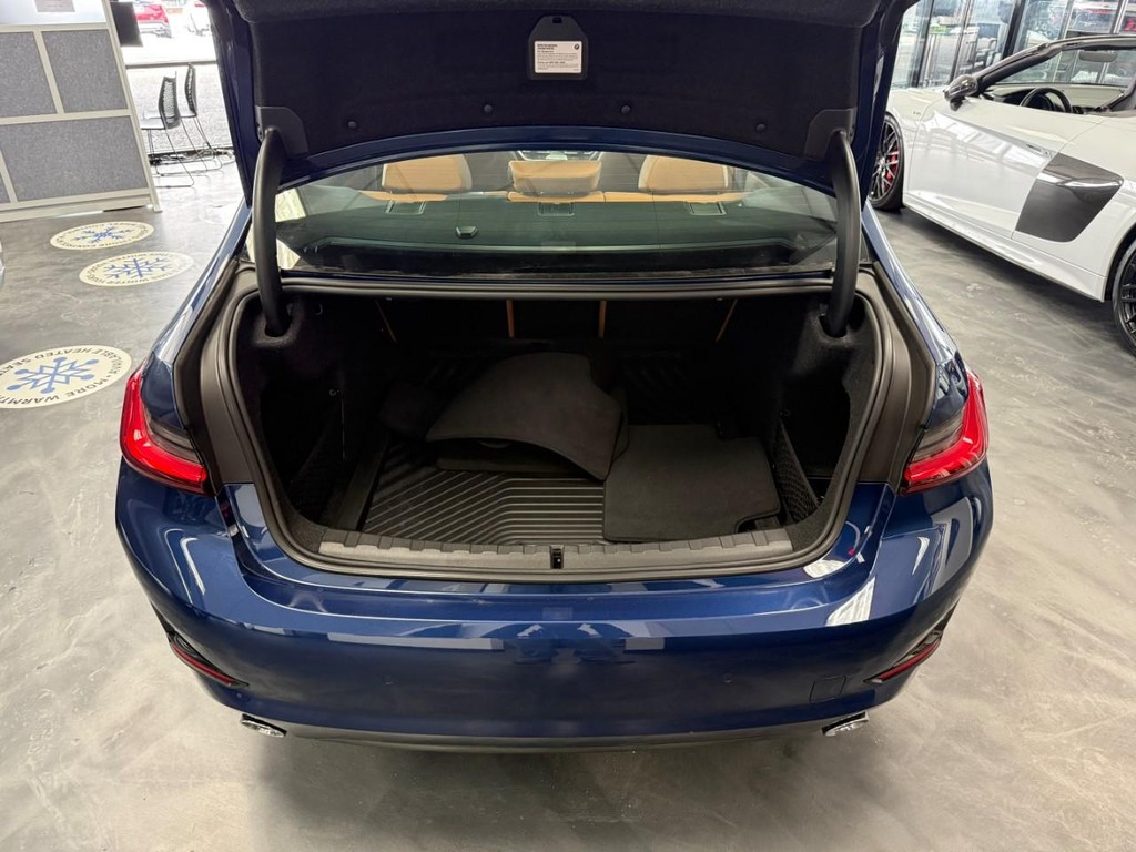 BMW 3 Series Vehicle Full-screen Gallery Image 05