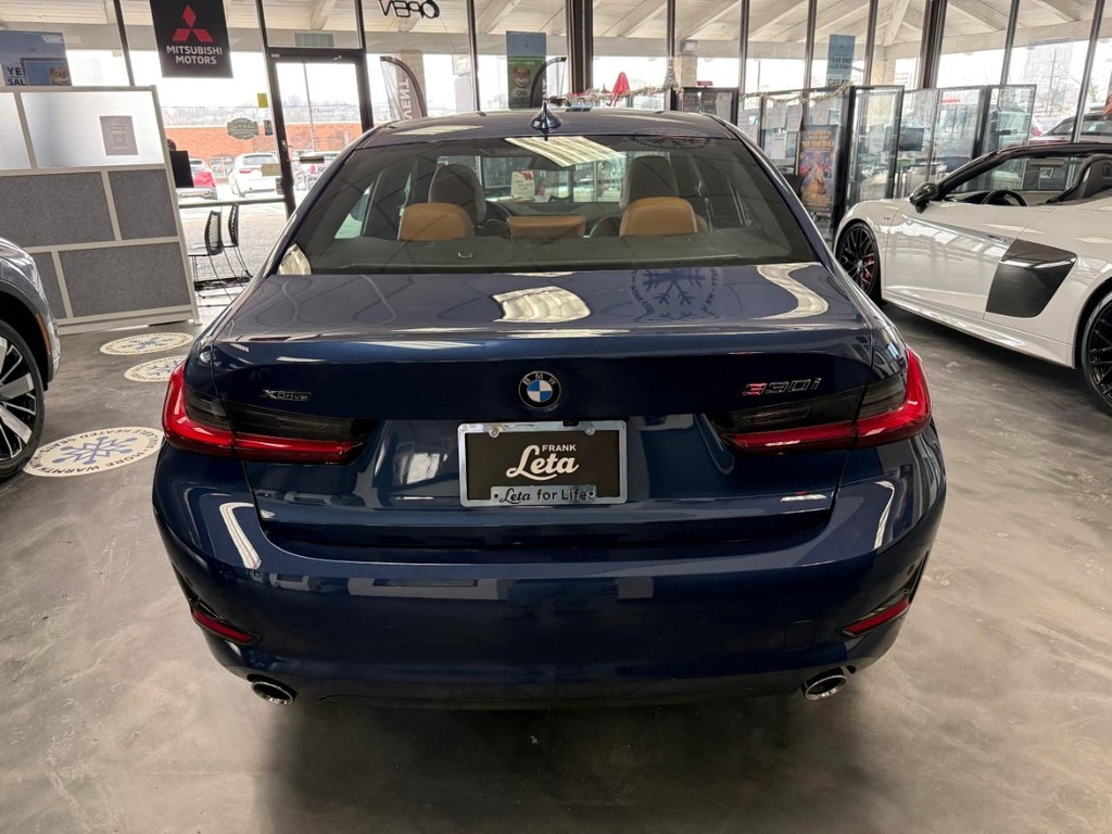 BMW 3 Series Vehicle Full-screen Gallery Image 06