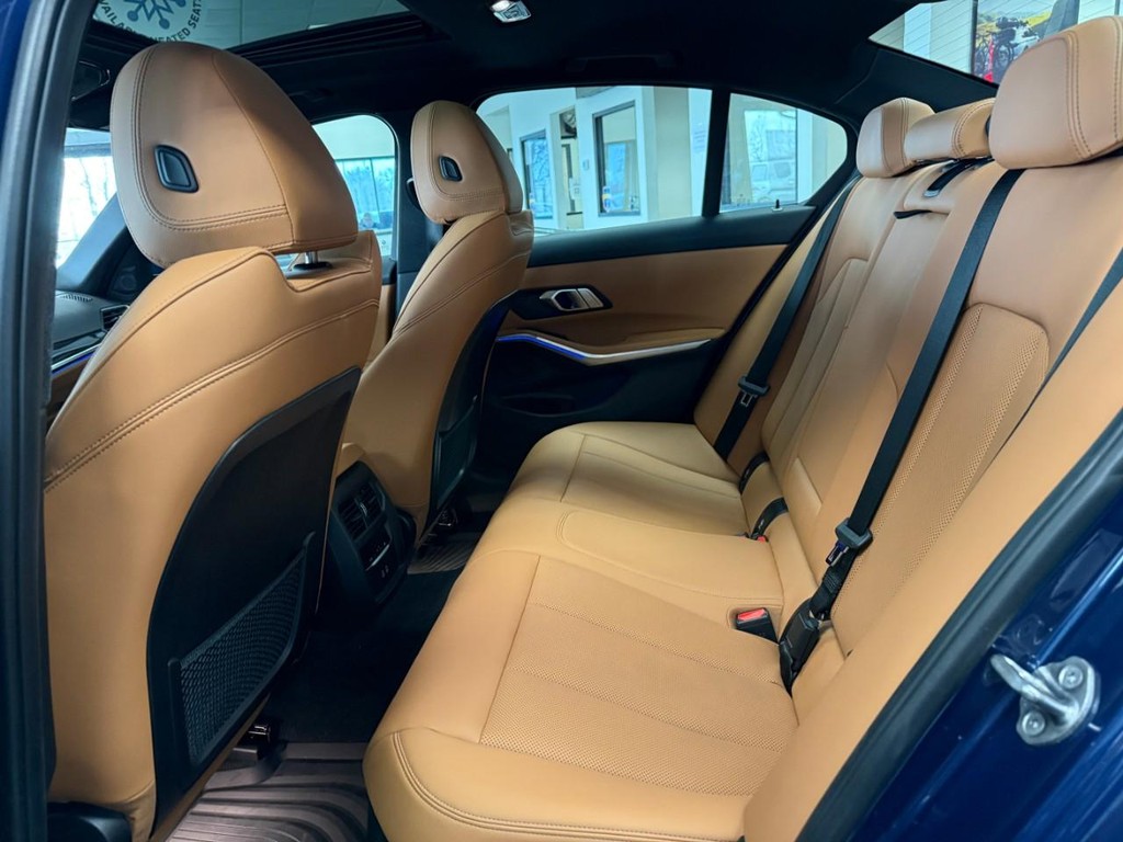 BMW 3 Series Vehicle Full-screen Gallery Image 07