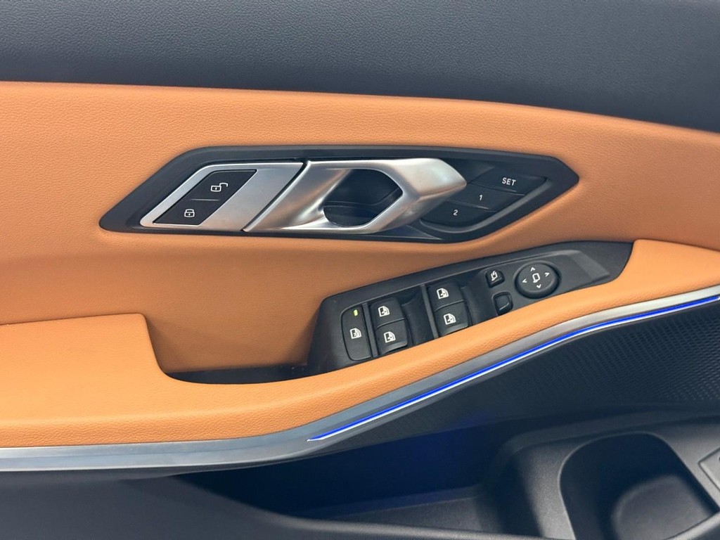 BMW 3 Series Vehicle Full-screen Gallery Image 08