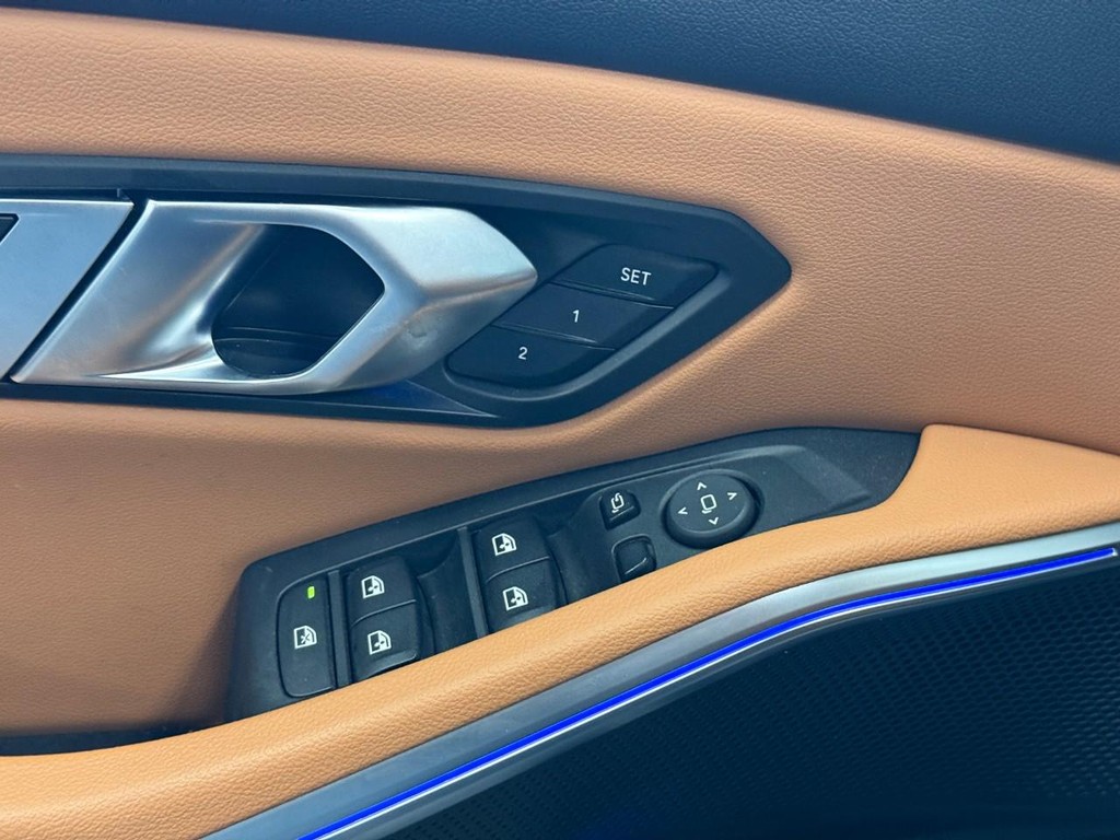 BMW 3 Series Vehicle Full-screen Gallery Image 09