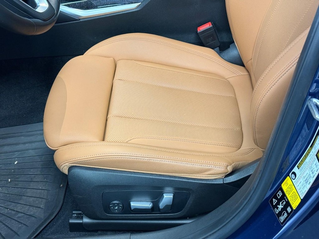 BMW 3 Series Vehicle Full-screen Gallery Image 10