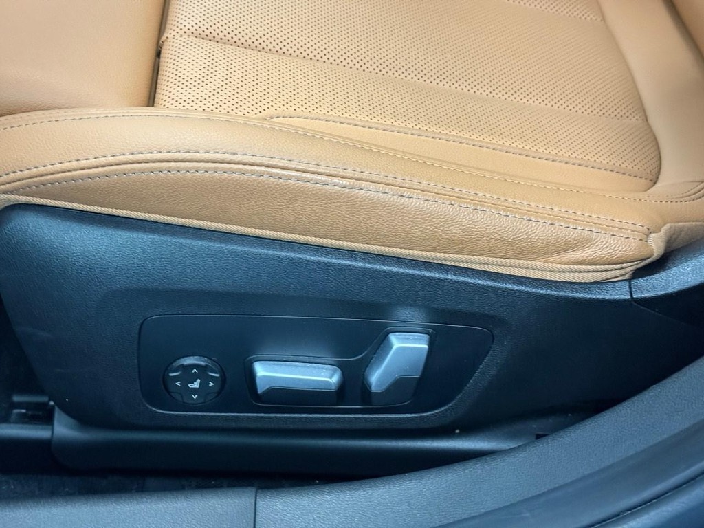 BMW 3 Series Vehicle Full-screen Gallery Image 11