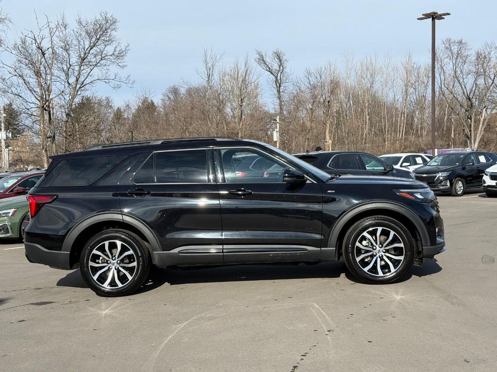 Ford Explorer Vehicle Full-screen Gallery Image 02