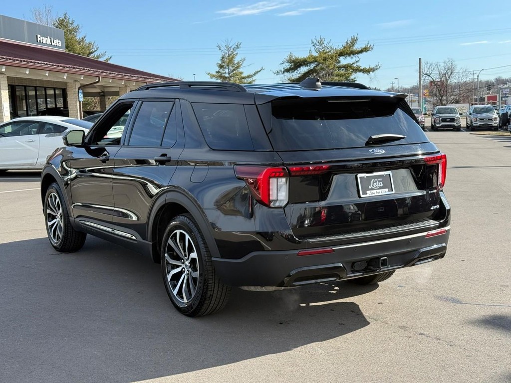 Ford Explorer Vehicle Full-screen Gallery Image 04