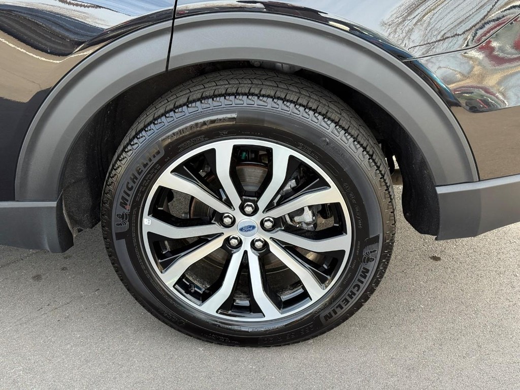 Ford Explorer Vehicle Full-screen Gallery Image 05