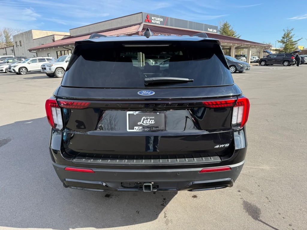 Ford Explorer Vehicle Full-screen Gallery Image 08