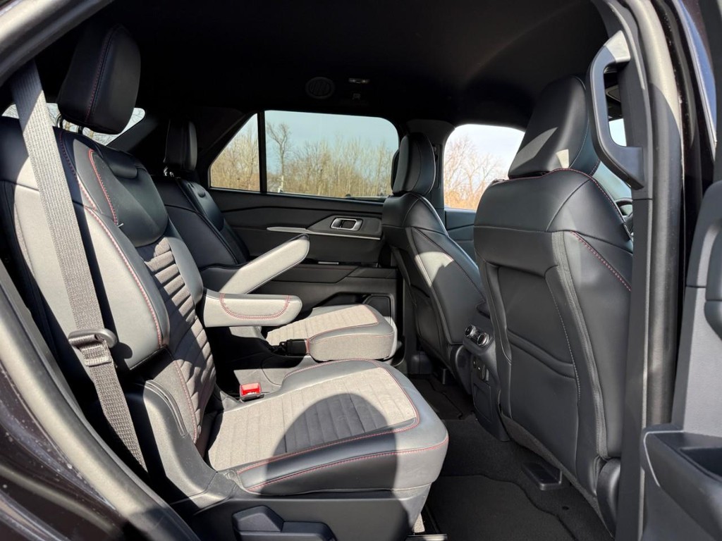 Ford Explorer Vehicle Full-screen Gallery Image 11