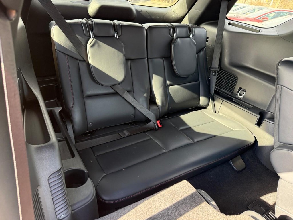 Ford Explorer Vehicle Full-screen Gallery Image 12