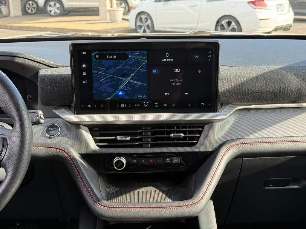 Ford Explorer Vehicle Full-screen Gallery Image 15