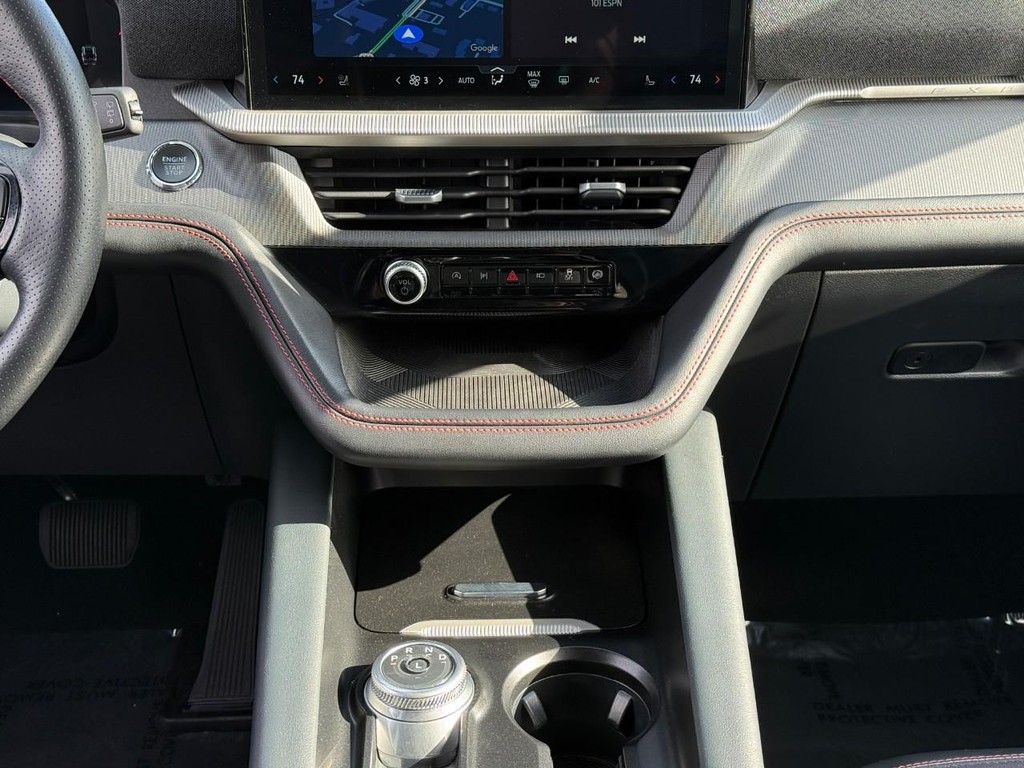 Ford Explorer Vehicle Full-screen Gallery Image 16