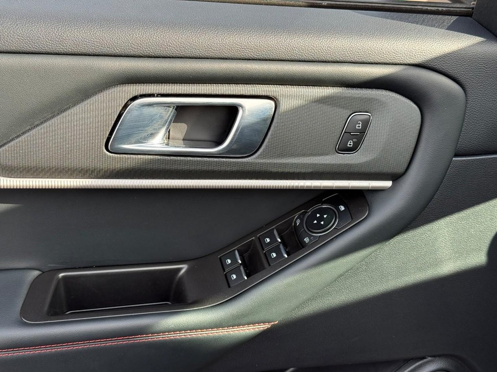 Ford Explorer Vehicle Full-screen Gallery Image 17