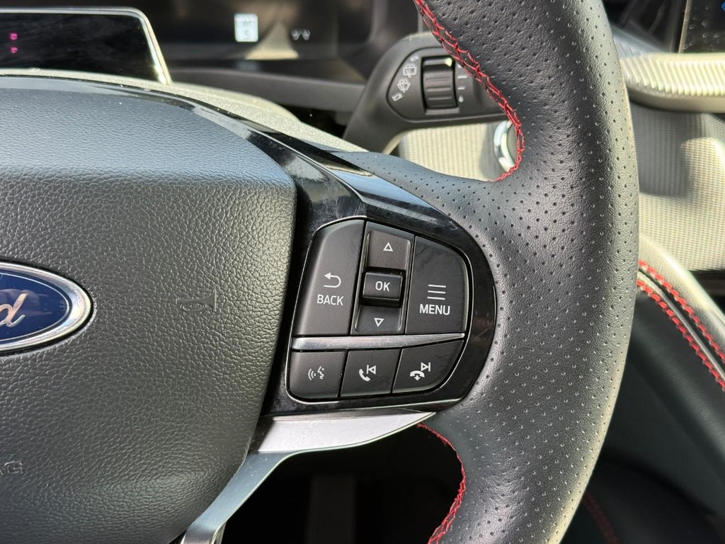 Ford Explorer Vehicle Full-screen Gallery Image 21