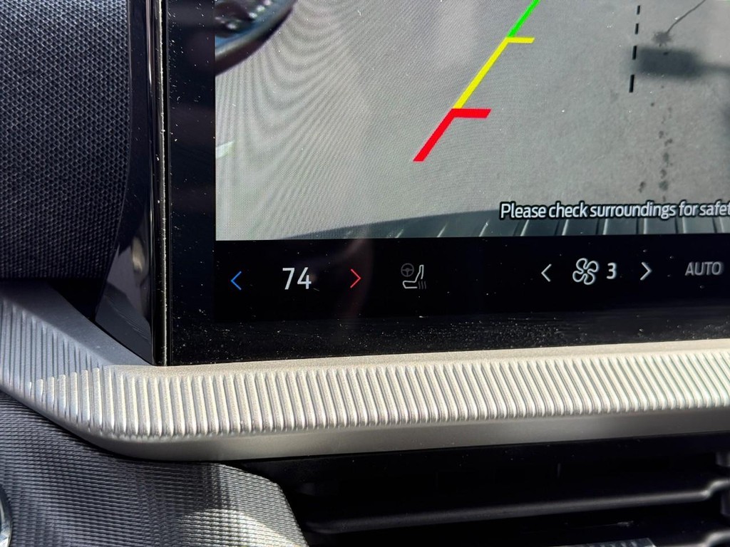 Ford Explorer Vehicle Full-screen Gallery Image 24