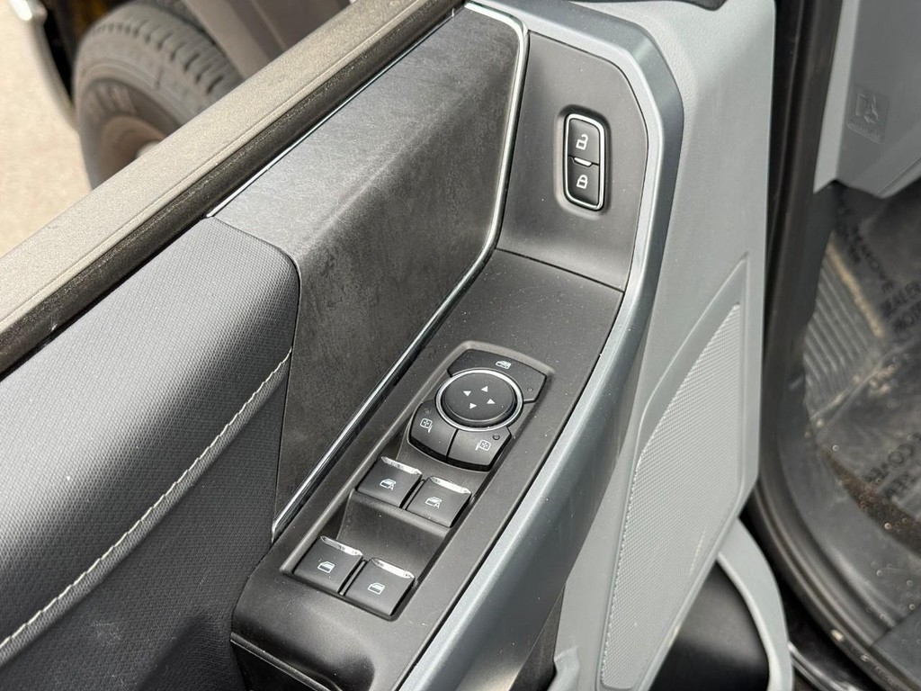 Ford F-150 Vehicle Full-screen Gallery Image 15