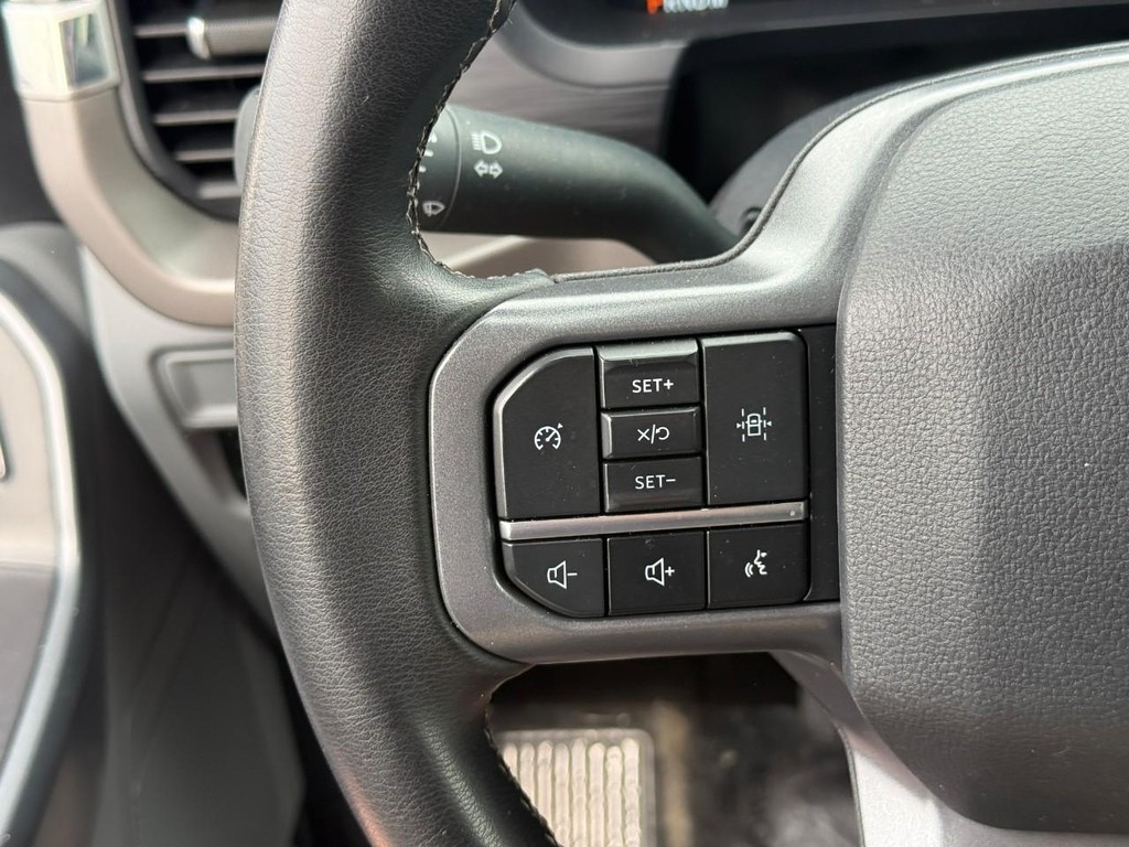 Ford F-150 Vehicle Full-screen Gallery Image 18