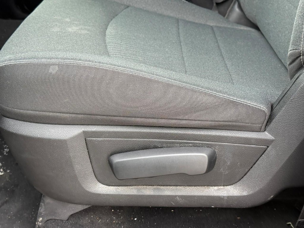 Ram 1500 Classic Vehicle Full-screen Gallery Image 17