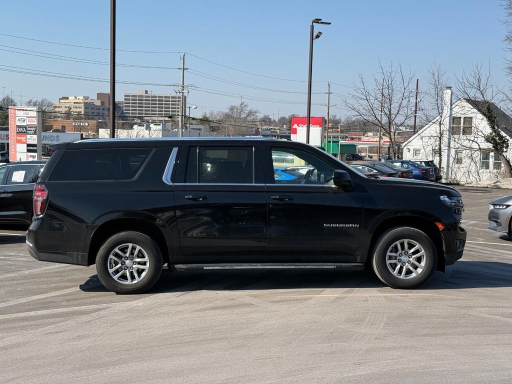 Chevrolet Suburban Vehicle Full-screen Gallery Image 02