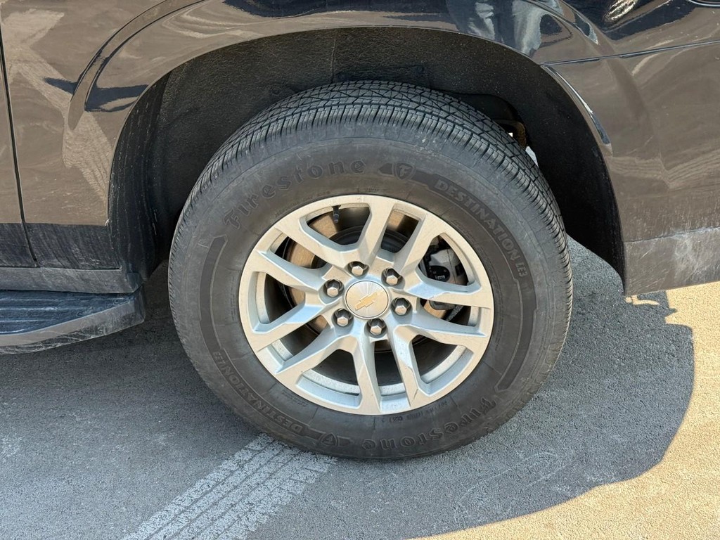 Chevrolet Suburban Vehicle Full-screen Gallery Image 05