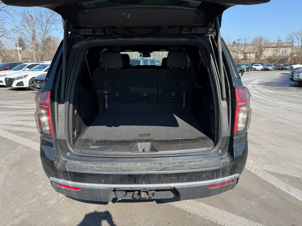 Chevrolet Suburban Vehicle Full-screen Gallery Image 06