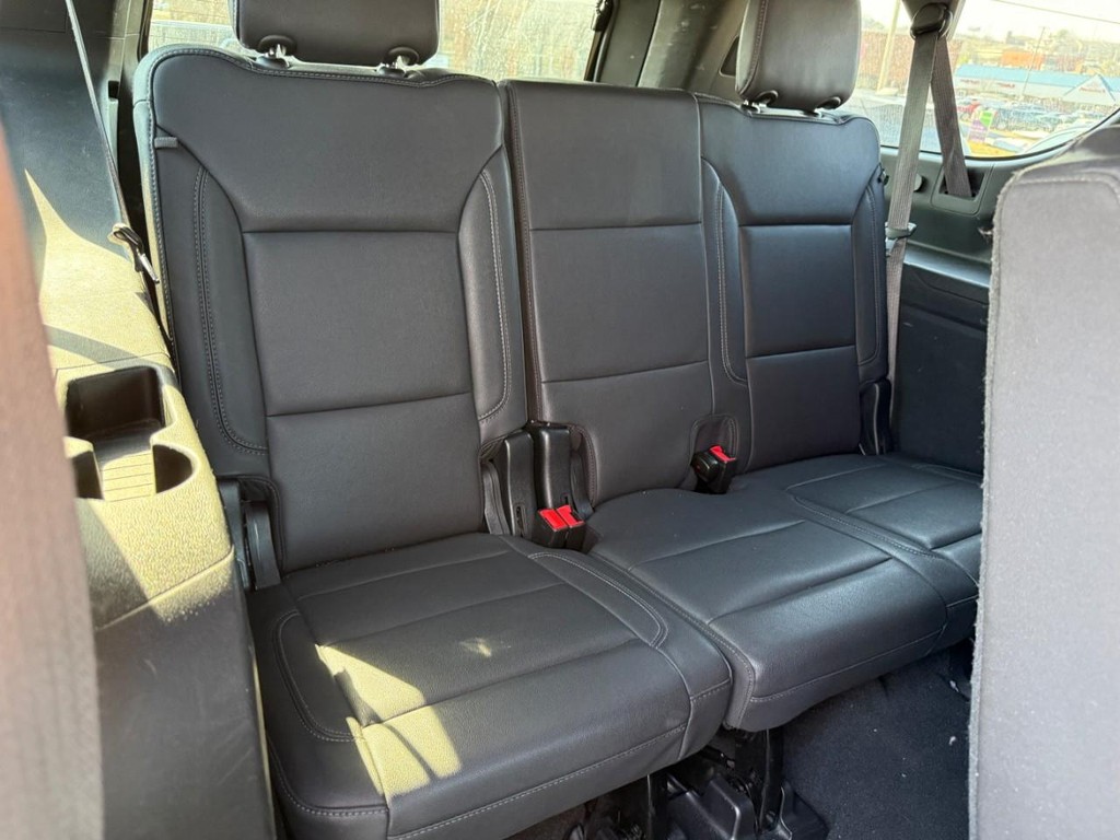 Chevrolet Suburban Vehicle Full-screen Gallery Image 11