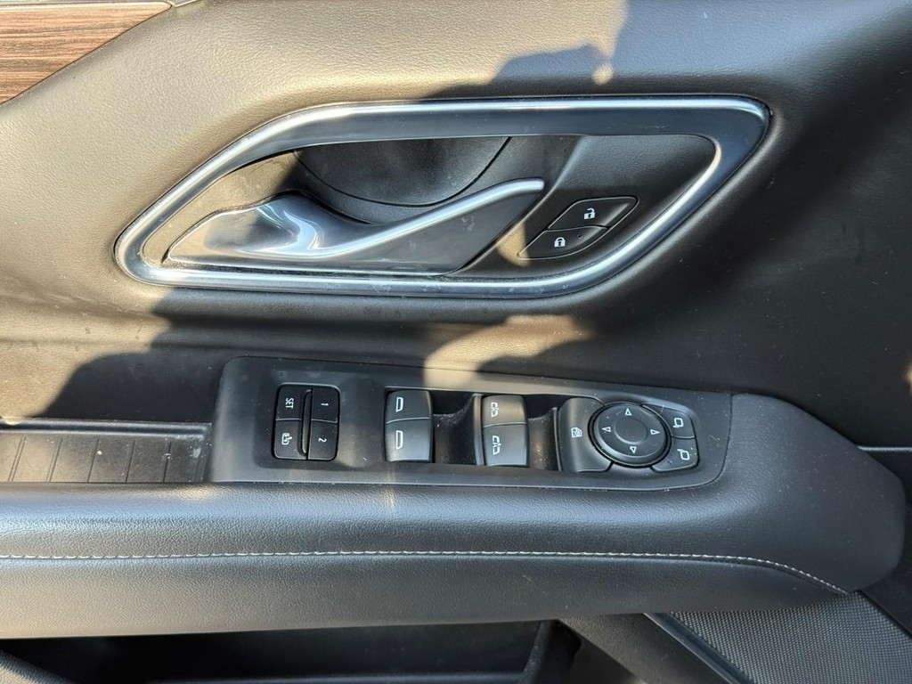 Chevrolet Suburban Vehicle Full-screen Gallery Image 17