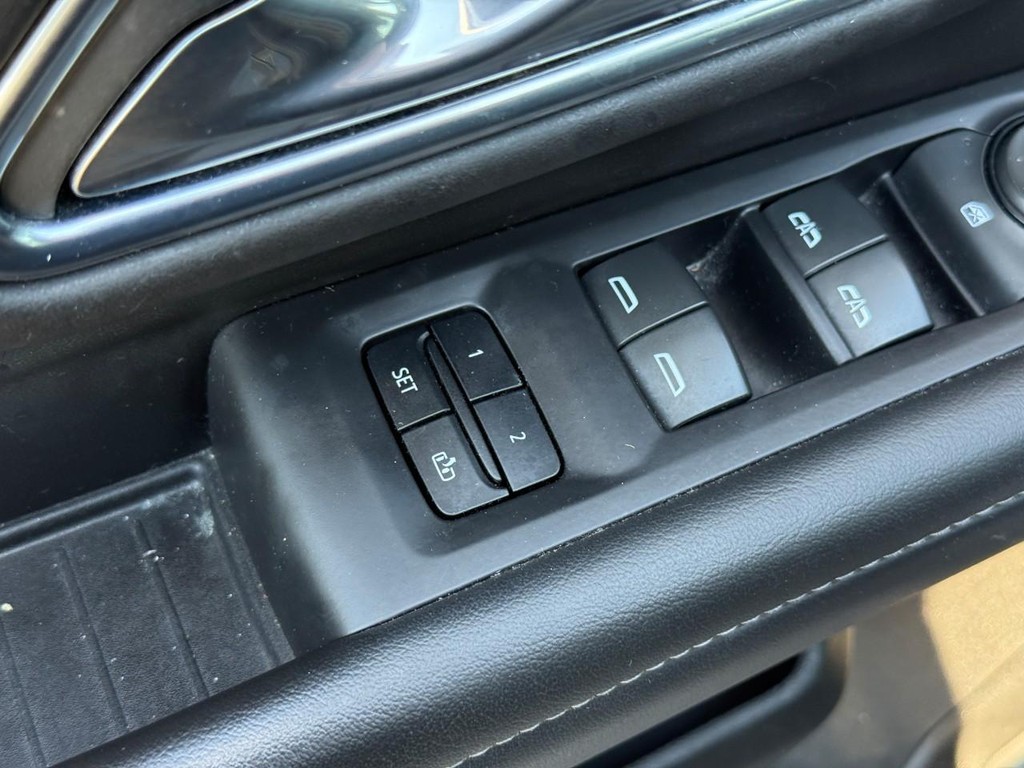 Chevrolet Suburban Vehicle Full-screen Gallery Image 18