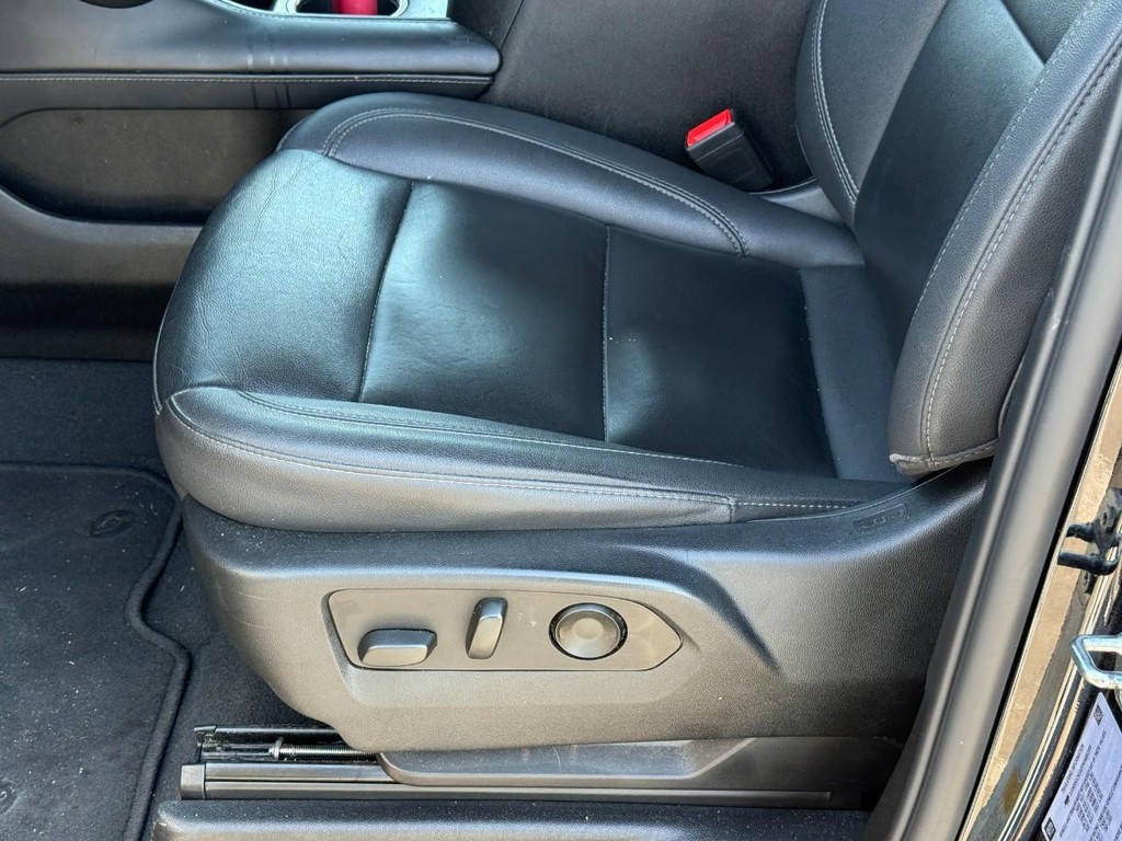 Chevrolet Suburban Vehicle Full-screen Gallery Image 19