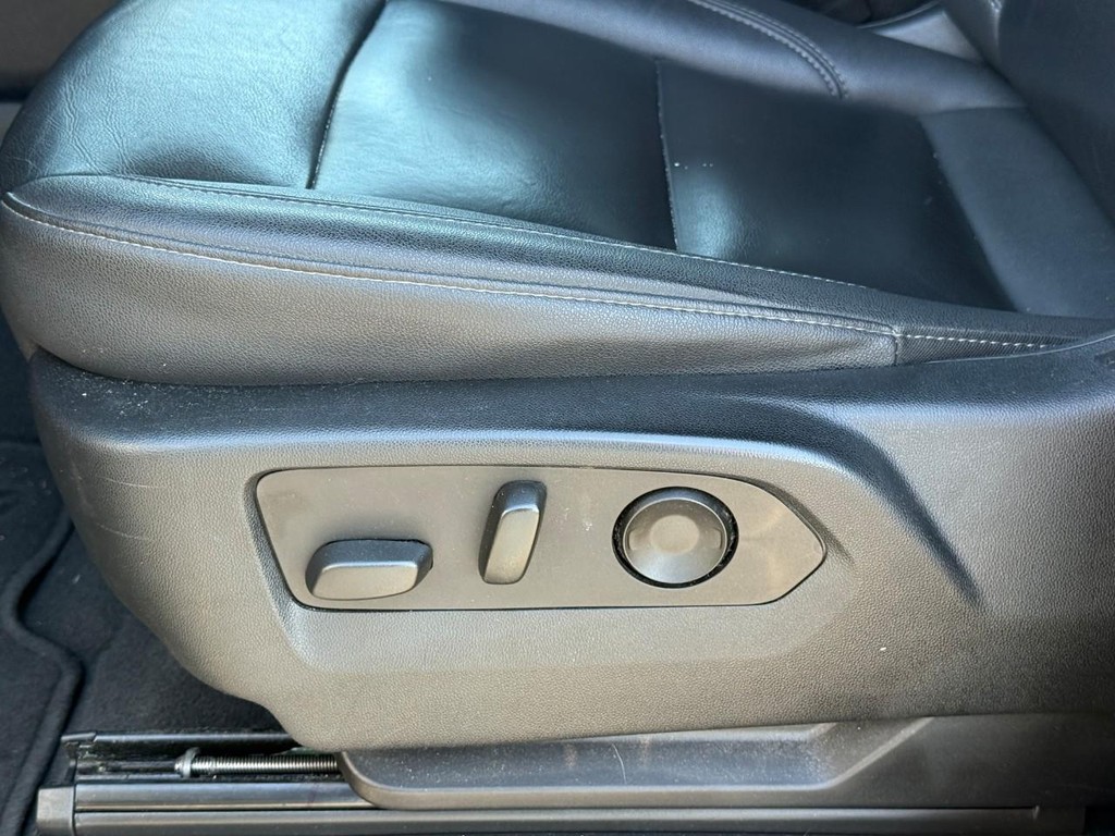 Chevrolet Suburban Vehicle Full-screen Gallery Image 20