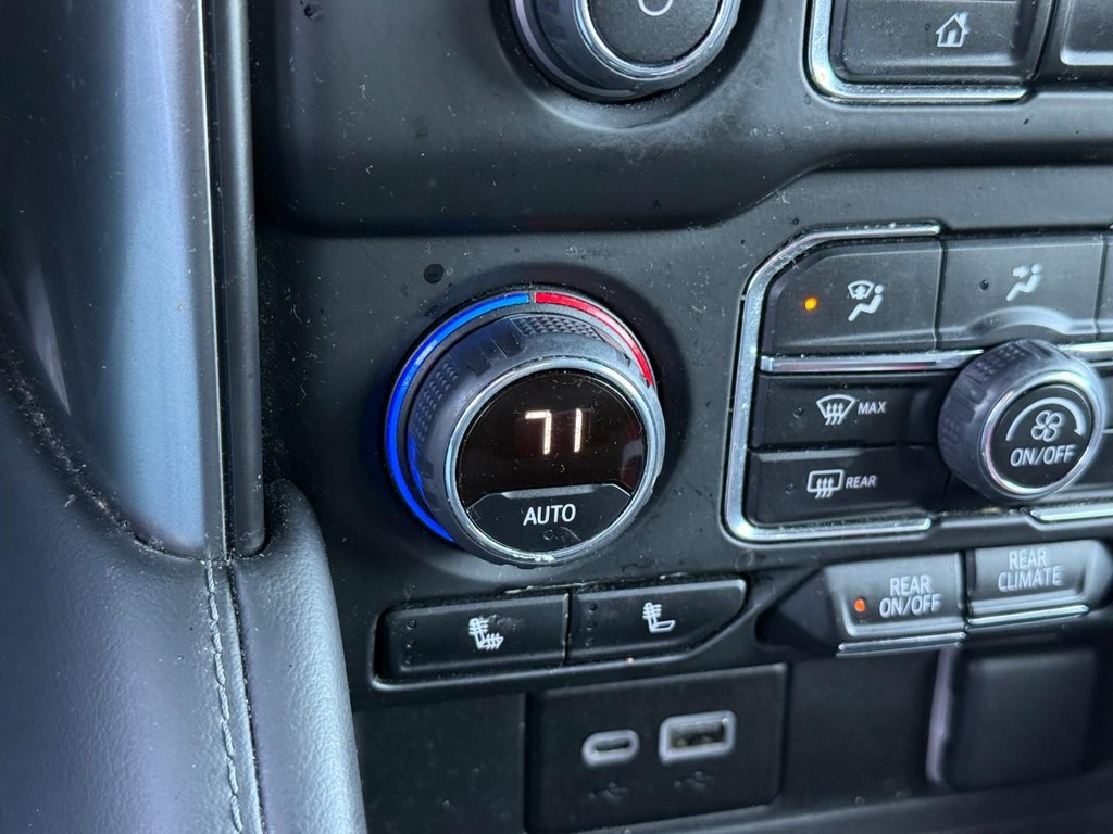 Chevrolet Suburban Vehicle Full-screen Gallery Image 24