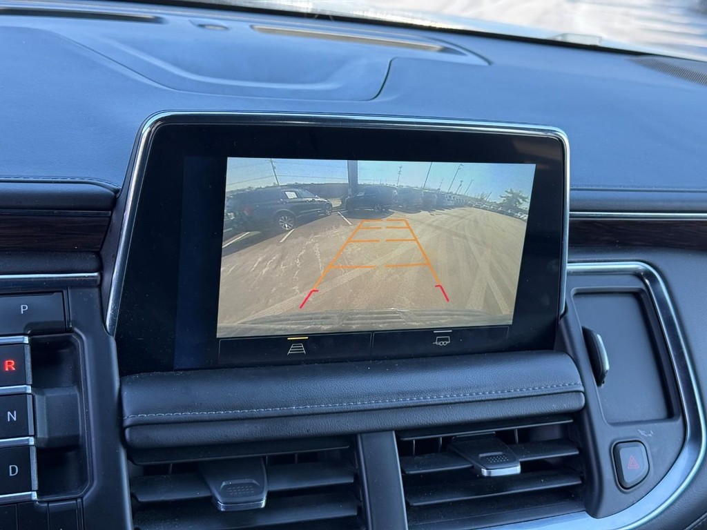 Chevrolet Suburban Vehicle Full-screen Gallery Image 26