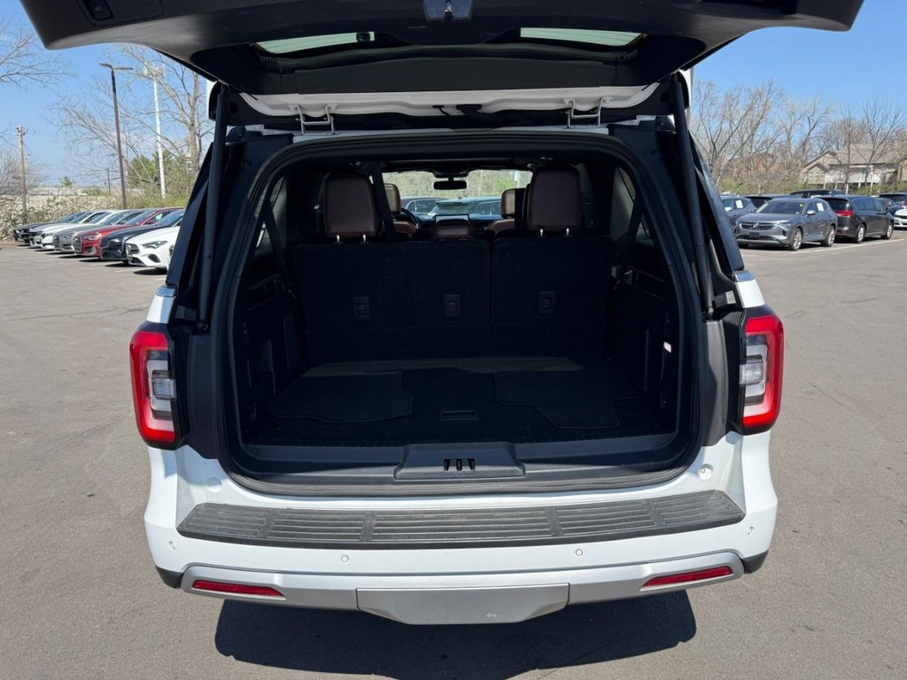 Ford Expedition Max Vehicle Full-screen Gallery Image 06