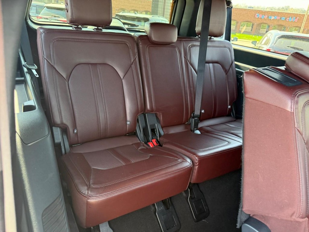 Ford Expedition Max Vehicle Full-screen Gallery Image 11
