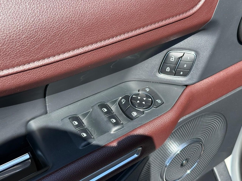 Ford Expedition Max Vehicle Full-screen Gallery Image 16