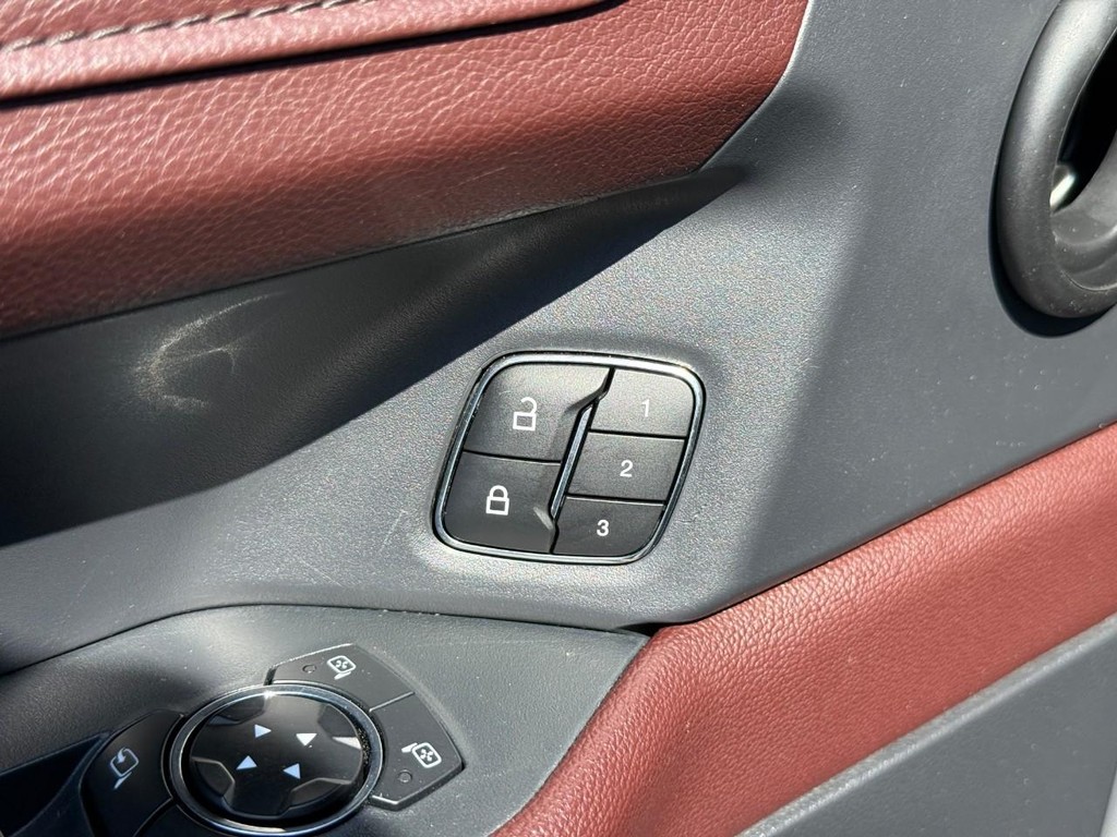 Ford Expedition Max Vehicle Full-screen Gallery Image 17