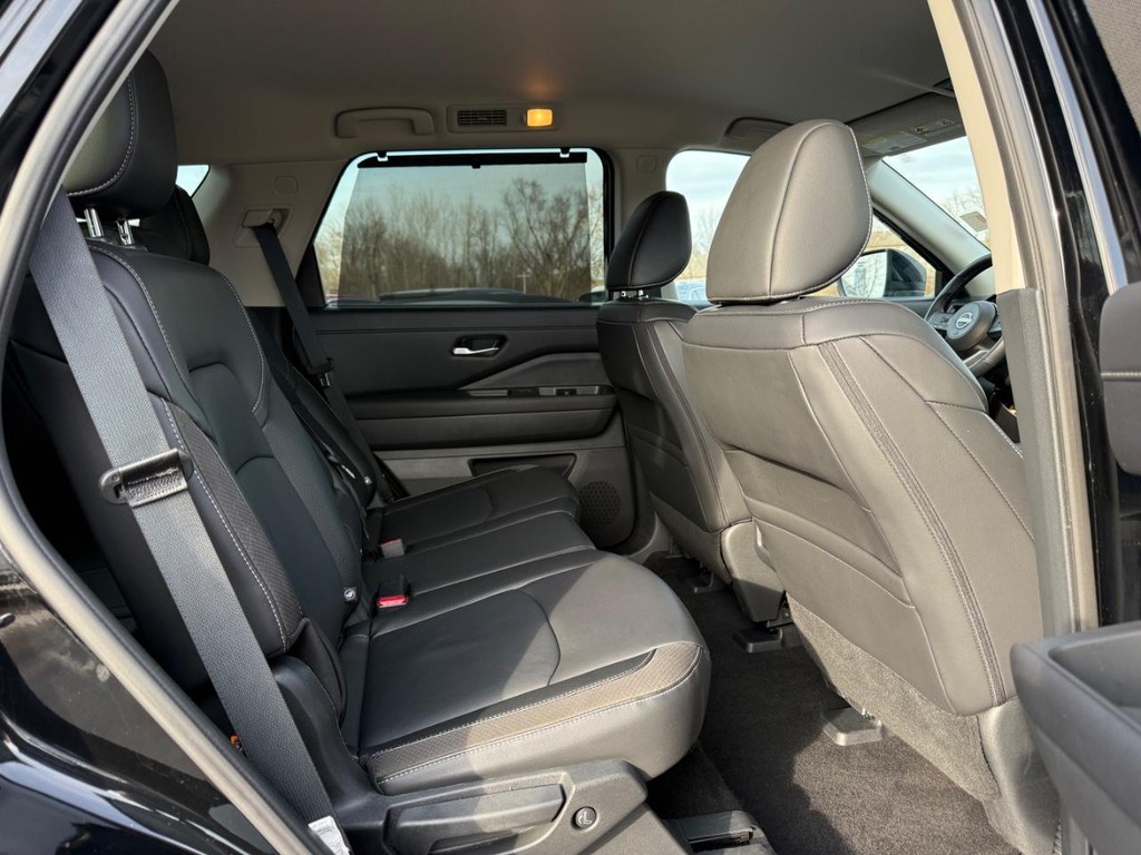 Nissan Pathfinder Vehicle Full-screen Gallery Image 11