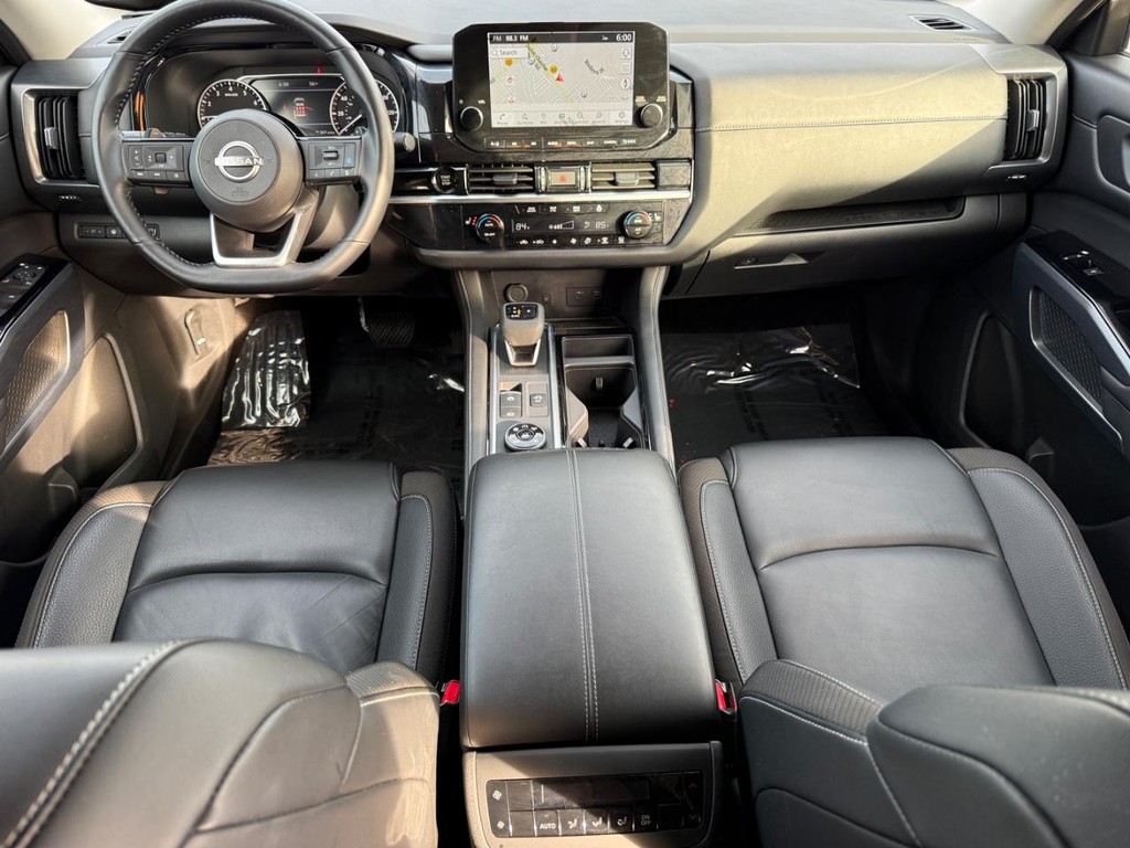 Nissan Pathfinder Vehicle Full-screen Gallery Image 12