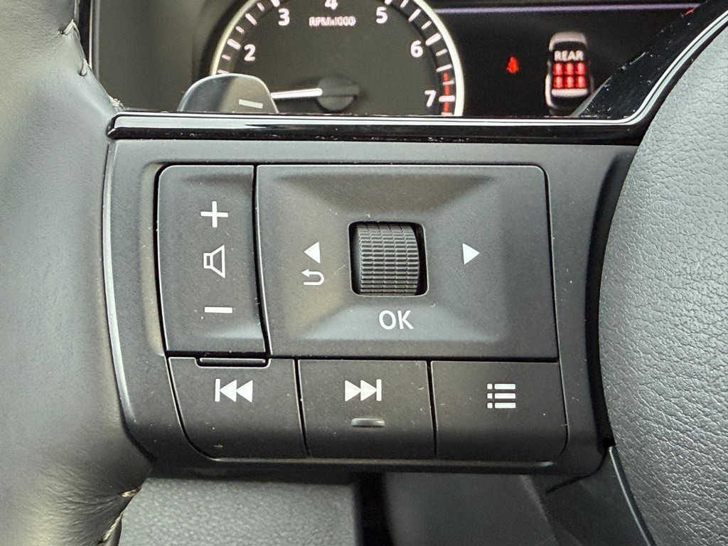 Nissan Pathfinder Vehicle Full-screen Gallery Image 14