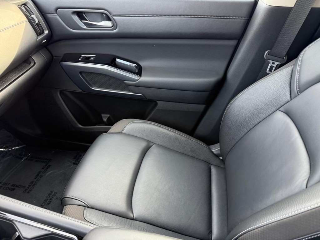 Nissan Pathfinder Vehicle Full-screen Gallery Image 21