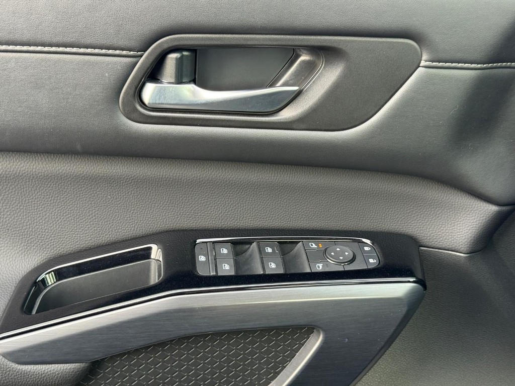 Nissan Pathfinder Vehicle Full-screen Gallery Image 24