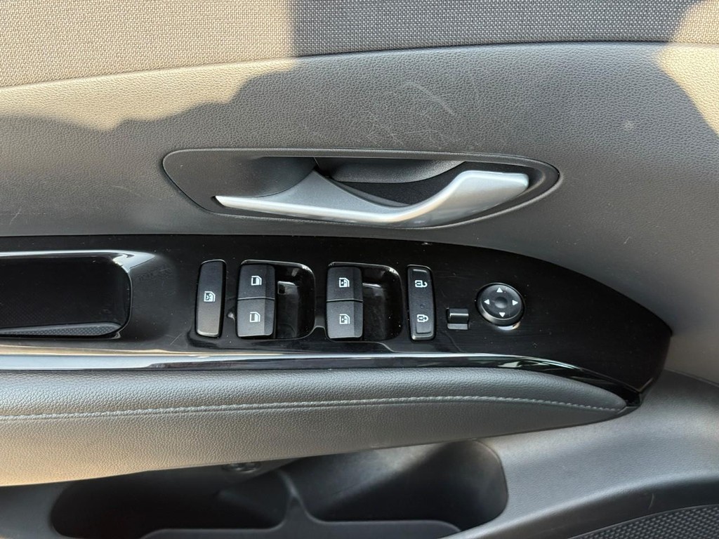 Hyundai Tucson Vehicle Full-screen Gallery Image 16