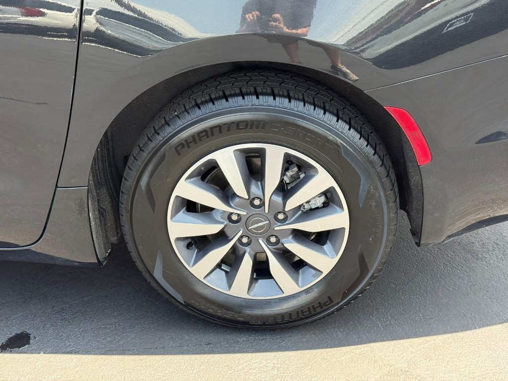 Chrysler Pacifica Vehicle Full-screen Gallery Image 05
