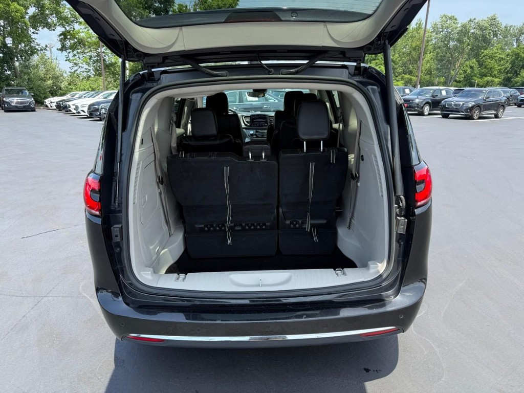 Chrysler Pacifica Vehicle Full-screen Gallery Image 06