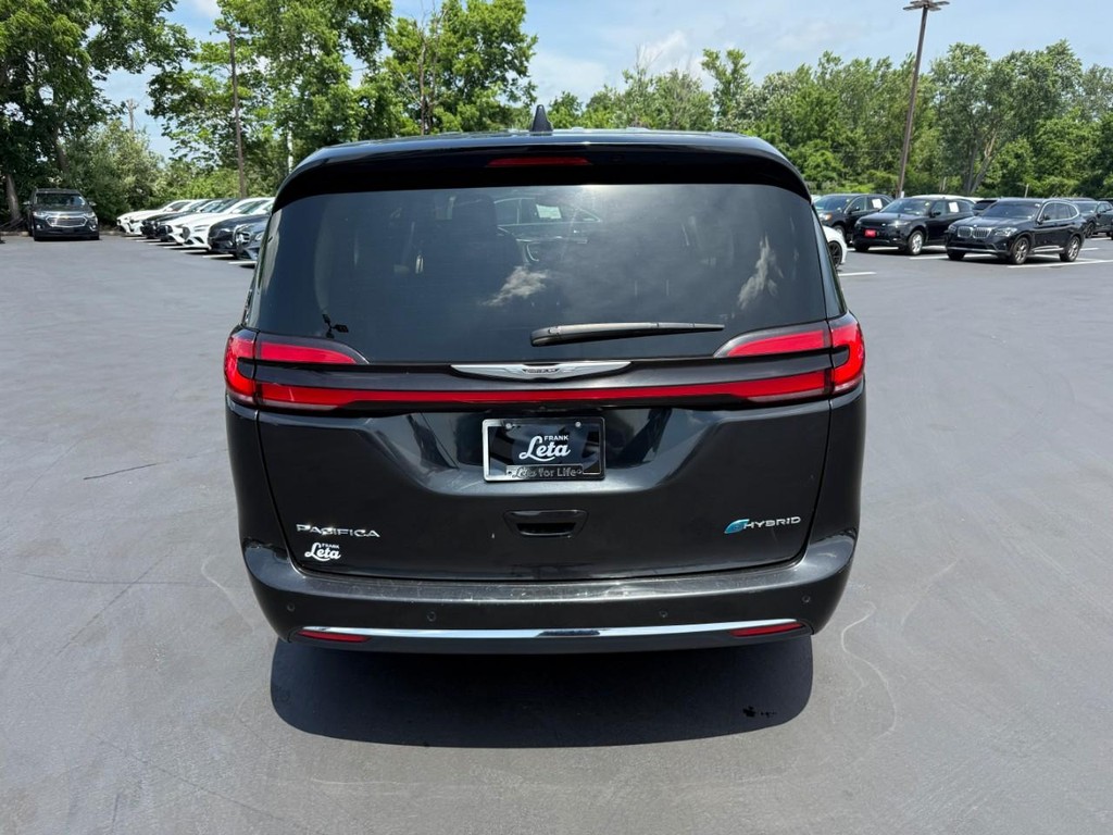 Chrysler Pacifica Vehicle Full-screen Gallery Image 07