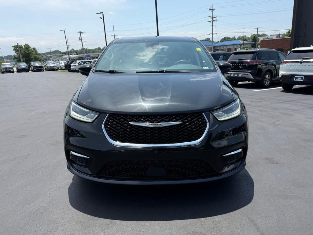 Chrysler Pacifica Vehicle Full-screen Gallery Image 09