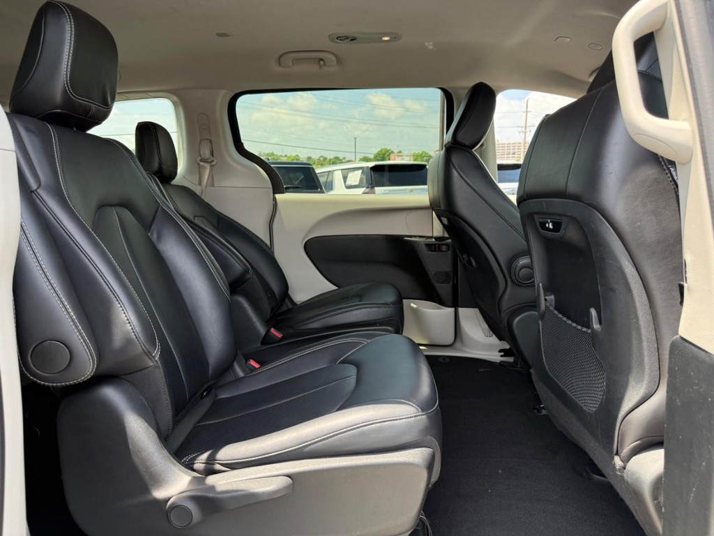 Chrysler Pacifica Vehicle Full-screen Gallery Image 10